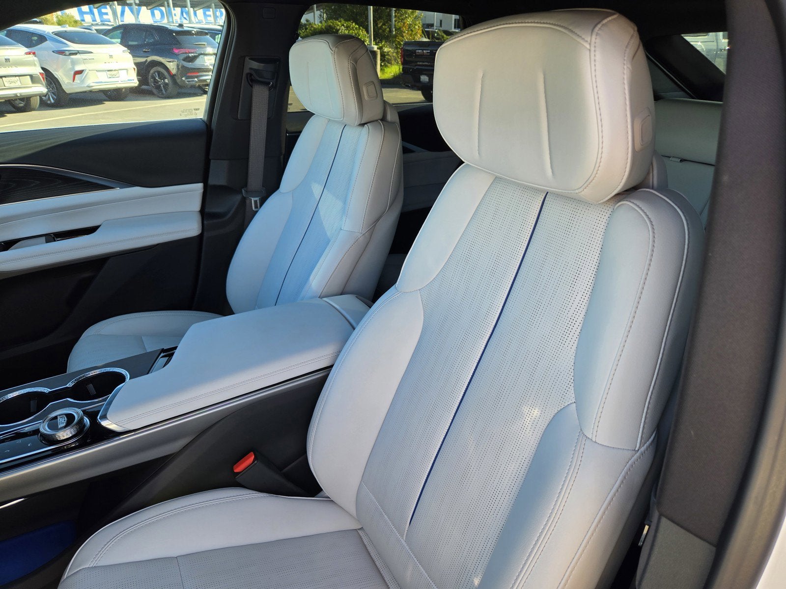 2025 Cadillac LYRIQ Luxury 1