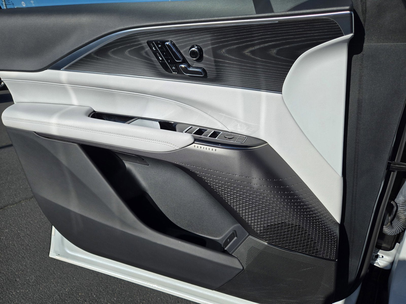 2025 Cadillac LYRIQ Luxury 1