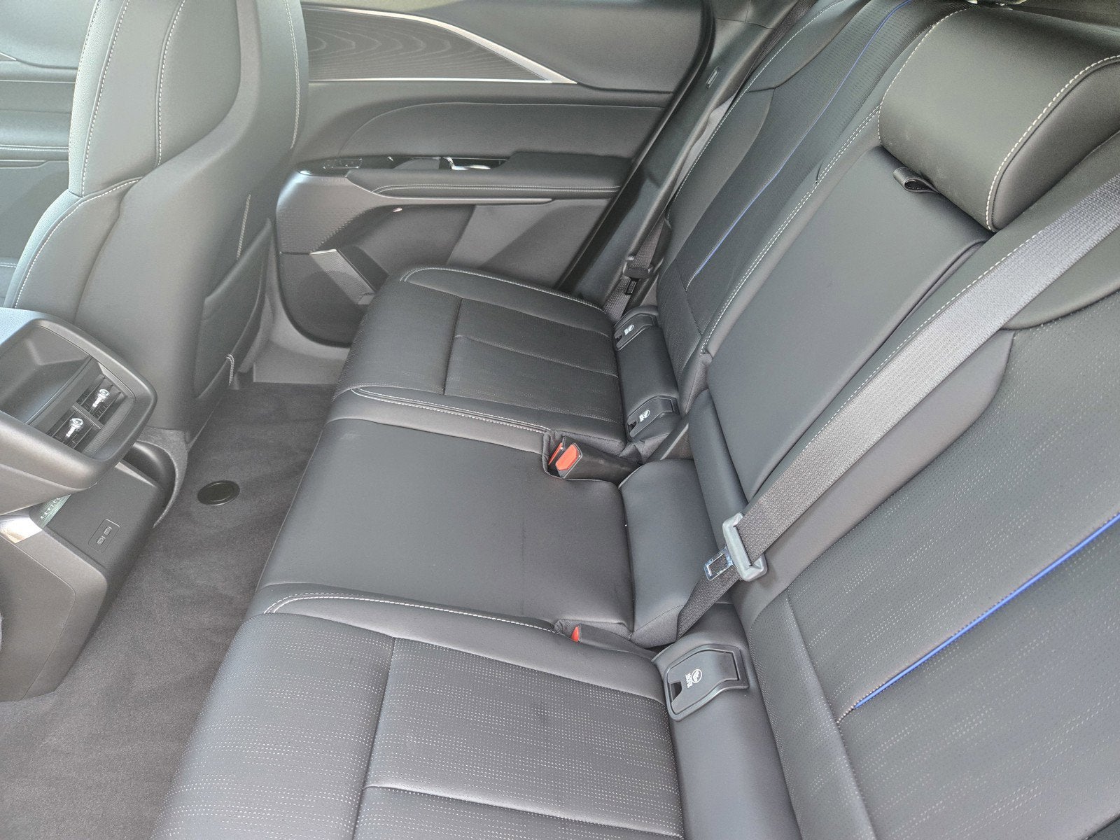 2025 Cadillac LYRIQ Luxury 1