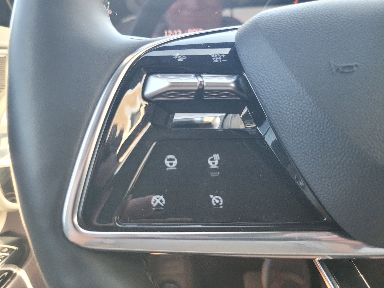 2024 Cadillac LYRIQ Sport 2