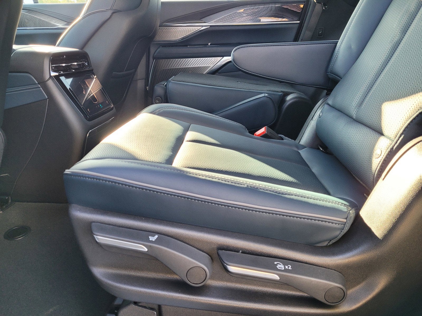 2025 Cadillac ESCALADE IQ Luxury 2