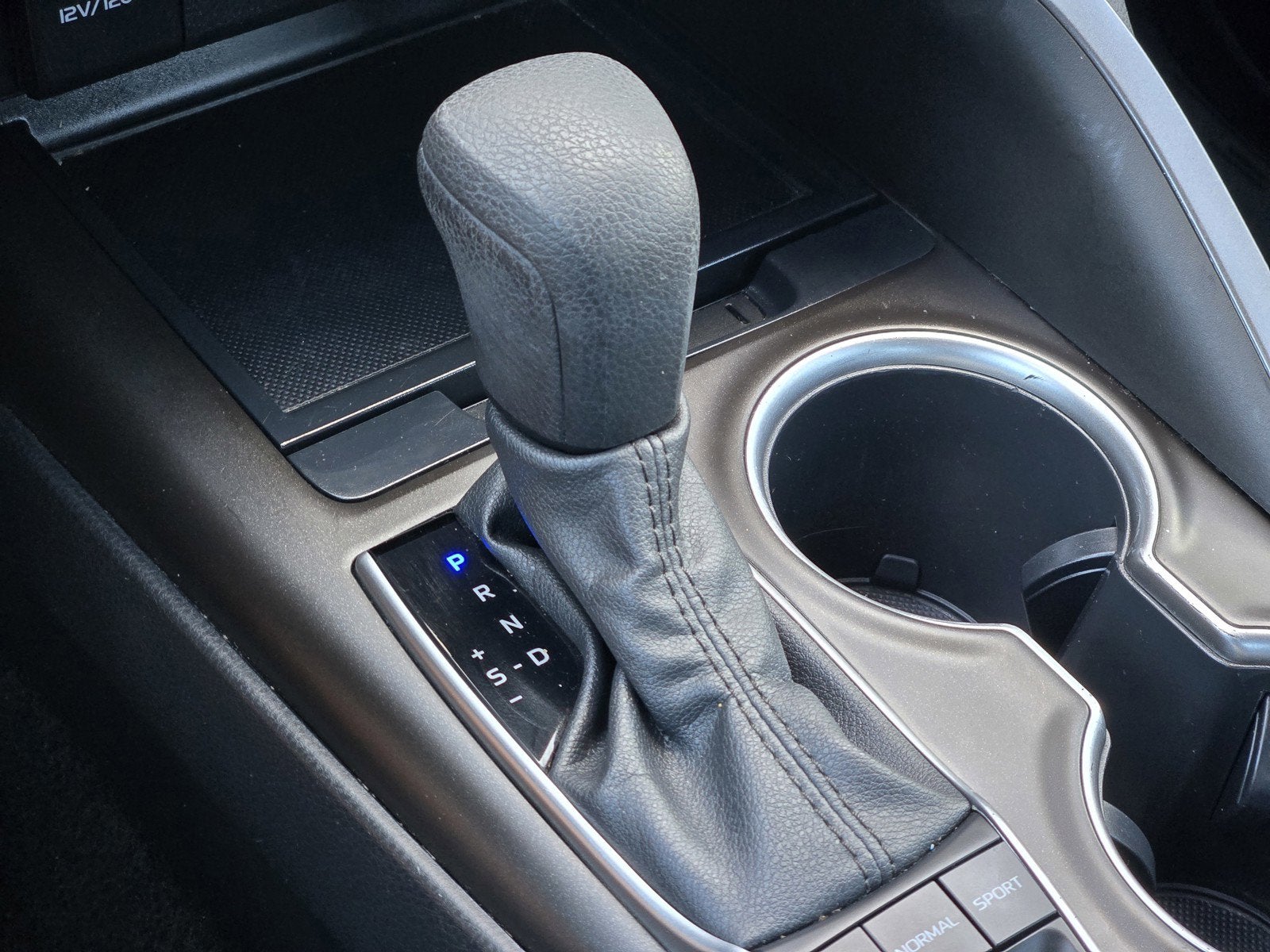 2022 Toyota Camry Hybrid LE